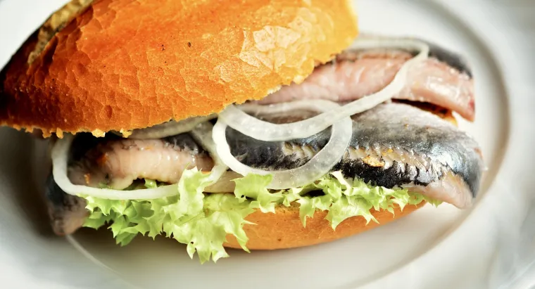 Neke od najzdravijih vrsta ribe također sadrže omega-3 masne kiseline i vitamin D. &apos;&apos;Omega 3 masne kiseline su zdrave masnoće koje pomažu održavanju srca, mozga, zglobova, očiju i kože u vrhunskoj formi. Pomažu i održavanju mentalnog zdravlja te utječu na smanjivanje upala u organizmu. Vitamin D održava vaše kosti snažnima, jača imunološki sustav i pozitivno utječe na raspoloženje&apos;&apos;, objašnjava Carli.