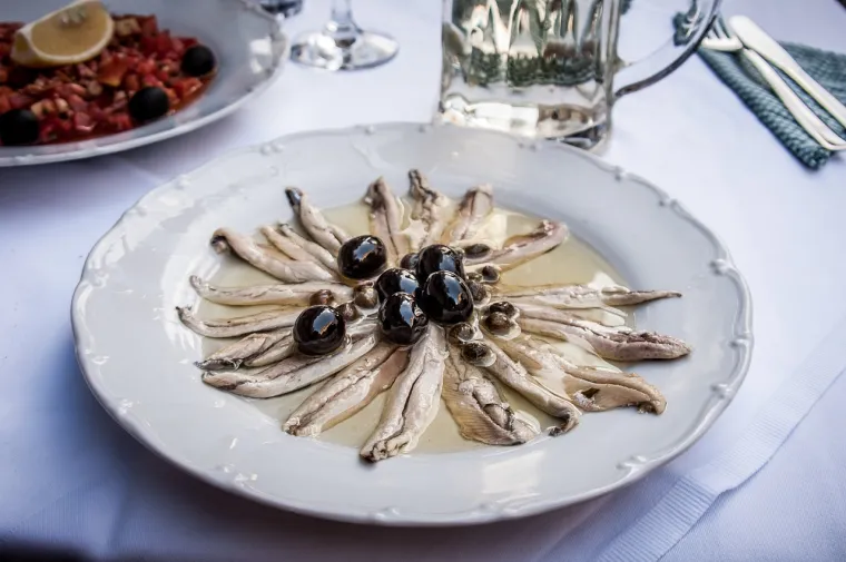 Iako inćuni često imaju lošu reputaciju, oni ne samo da su jako ukusni, već imaju jako puno vrijednog u nutritivnom smislu. Budući da jedete i njihove sitne kosti inćuni su izvrstan izvor kalcija, kao i proteina, omega-3 masnih kiselina, selena i vitamina B. Ove aromatične konzervirane opcije savršene su za kombinaciju u brojnim receptima.