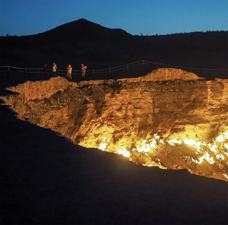 Taj krater već više od 50 godina neprestano gori i stvara spektakularan prizor koji privlači posjetitelje iz cijelog svijeta.