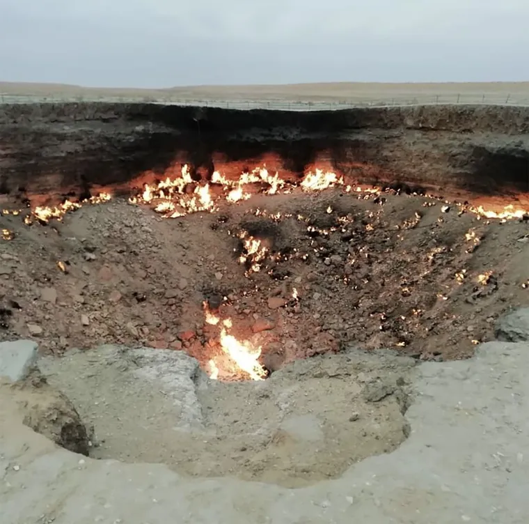 Darvaza krater impresivnih je dimenzija: 70 metara je širok, 30 metara dubok, a temperature dosežu i do 1000°C.