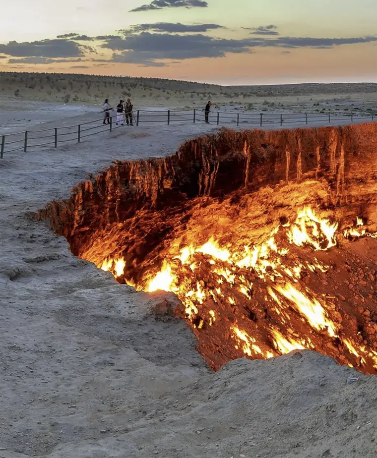 Okolna pustinja postala je izuzetno popularno mjesto za pustolovno kampiranje unatoč nesnosnoj vrućini koja se osjeća u neposrednoj blizini kratera.