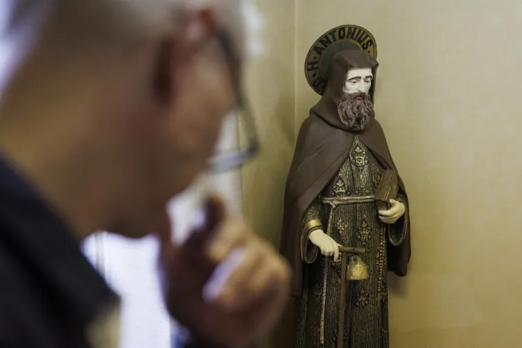 Iako je izvorno tiskan isključivo na latinskom jeziku, danas postoje i prijevodi na druge jezike, uključujući engleski prijevod pod nazivom &quot;Exorcisms and Related Supplications&quot; koji je Vatikan potvrdio 2016. godine.