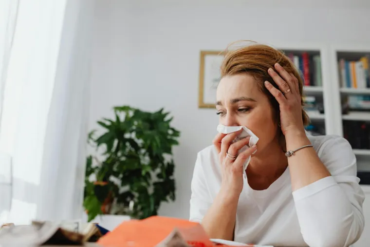 3. Estrogen i gripa: No jeste li znali da estrogen pomaže u zaštiti od virusa gripe? Prema studiji koju su proveli istraživači s Johns Hopkinsa fluktuirajuće razine estrogena kod žena u predmenopauzi pomažu im u zaštiti od gripe tijekom drugog tjedna menstrualnog ciklusa.