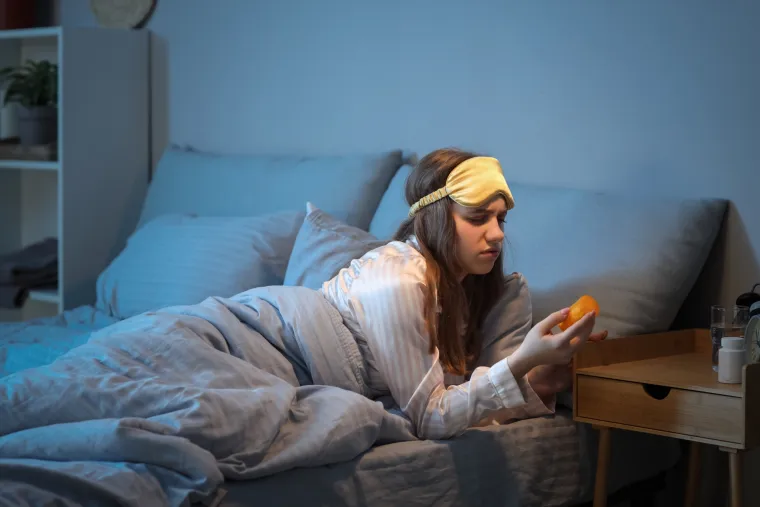 13. Progesteron i noćno znojenje: Niske razine hormona progesterona mogu uzrokovati poteškoće sa spavanjem, uključujući nesanicu, apneju tijekom spavanja i noćno znojenje.