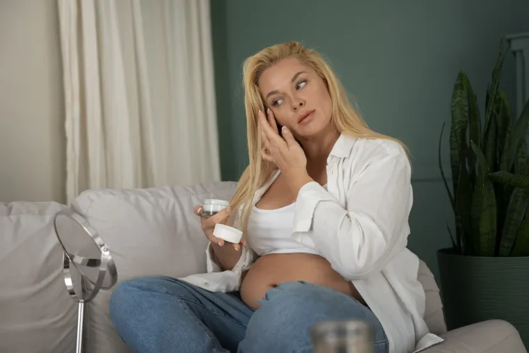 17. Estrogen i trudnoća: Trudnoća povećava razinu estrogena. To može rezultirati promjenama izgleda, te izazvati nastajanje akni, tamnih mrlja i strija.