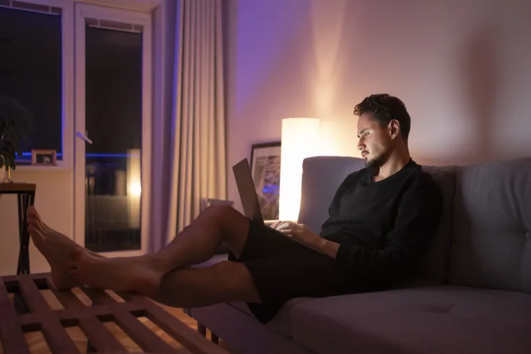 27. Melatonin: Hormon melatonin igra vitalnu ulogu u ciklusu spavanja i budnosti. Proizveden u mozgu kao odgovor na mrak, pomaže pri spavanju i reguliranju vremena va&scaron;eg cirkadijalnog ritma (osobni unutarnji sat). Izlaganje svjetlu noću može blokirati proizvodnju melatonina.