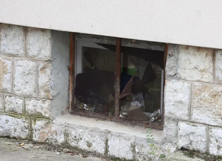 Na dan sprovoda poginulog mladića u Kninu će biti proglašen Dan žalosti, a od četvero ozlijeđenih, troje u teškom stanju prebačeno je u KBC Split. 
