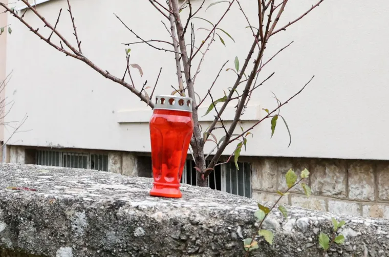 Tužne slike na mjestu velike tragedije u Kninu. Lampion i smrvljeno staklo