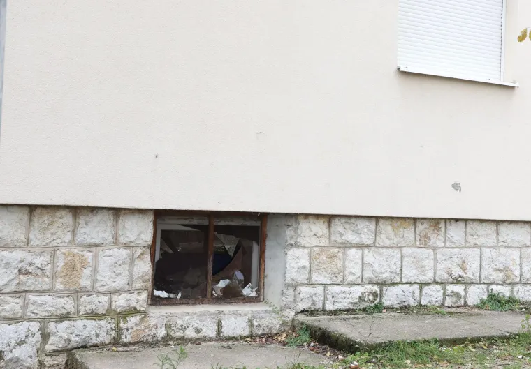 U ponedjeljak ujutro fotoreporter snimio je izvana zgradu u kojoj se dogodila tragedija. Prozor podrumske prostorije izbijen je. Ostale su krhotine pougljenog stakla. 
