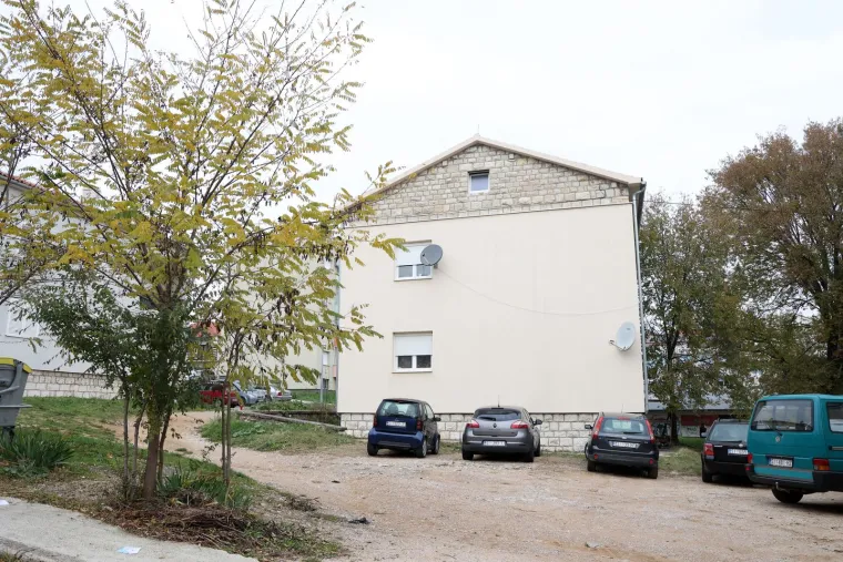 U najtežem je stanju 21-godišnja djevojka koju su prevezli u splitsku bolnicu. &apos;Ozljede su teške ali zbog prava bolesnika nećemo govoriti o vrstama ozljeda, ali su teške tjelesne ozljede sa stradavanjem više organa i organskih sustava&apos;, rekao je u nedjelju Zenon Pogorelić, zamjenik ravnatelja Kliničkog bolničkog centra Split.