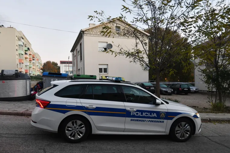 Tužne slike na mjestu velike tragedije u Kninu. Lampion i smrvljeno staklo