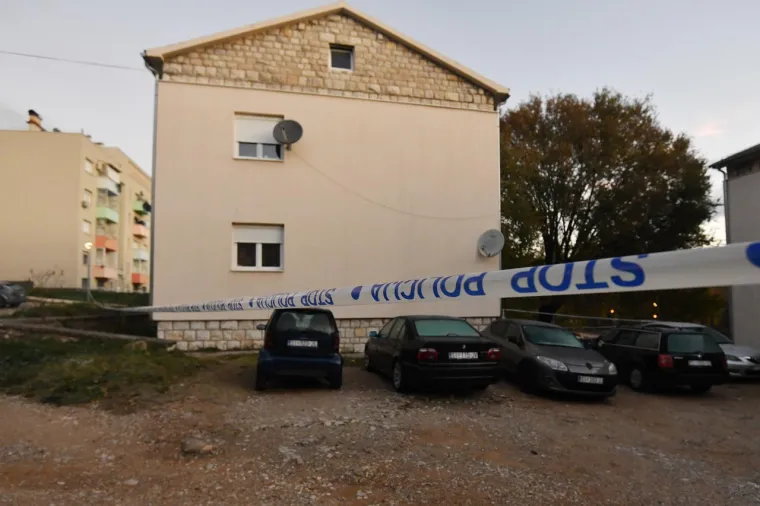 Tužne slike na mjestu velike tragedije u Kninu. Lampion i smrvljeno staklo