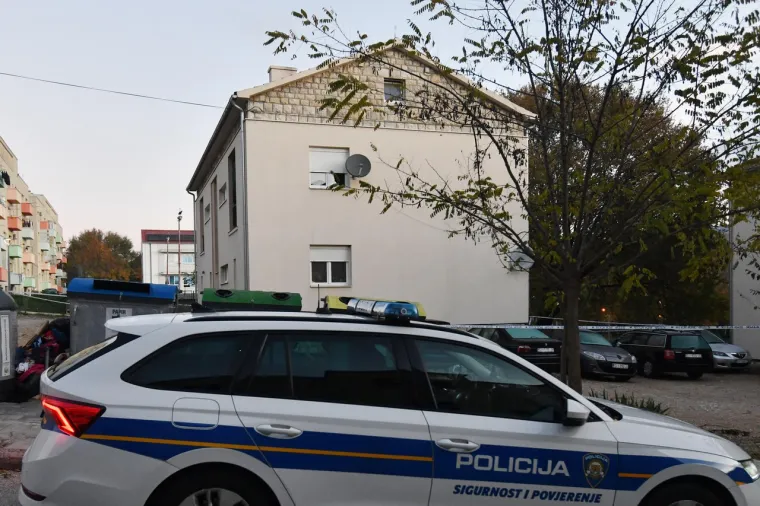 Tužne slike na mjestu velike tragedije u Kninu. Lampion i smrvljeno staklo