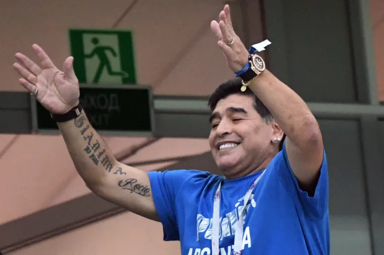 Maradona je nogometni Bog, pogledajte vi stav ikone. Jedan jedini, neponovljivi. 