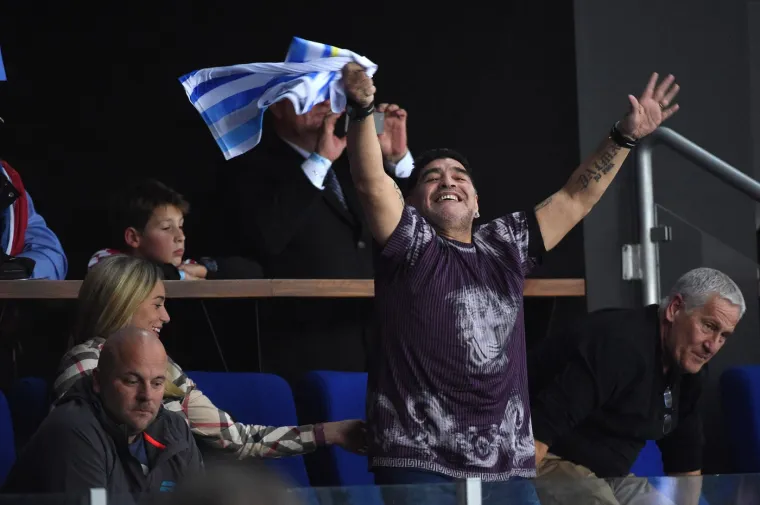 Maradona je u svom stilu, argentinskom, bodrio svoju momčad i u tenisu godinu i pol dana ranije, u studenom 2016. Euforično, emotivno. Čitava je dvorana u Laništu, naša prelijepa Arena, buljila u njega. Premda je nakon prva dva dana natjecanja vodila 2-1, hrvatska teniska reprezentacija je izgubila od Argentine 2-3 u finalu Davis Cupa igranog u zagrebačkoj Areni. Argentina je do prvog naslova u povijesti stigla velikim preokretom nakon što je u nedjelju dobila oba singla.