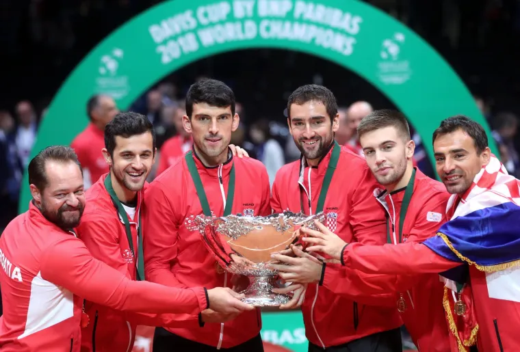 Hrvatska Davis Cup reprezentacija sa &quot;salatarom&quot; u rukama. &quot;Salatara&quot; je trofej Davis Cupa koji podsjeća na zdjelu za salatu. 