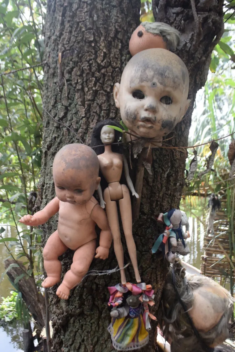 Zainteresirani na otok mogu doći tradicionalnim čamcima zvanim trajineras kroz kanale Xochimilca.