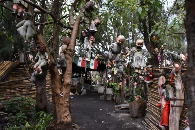 Na otoku se nalaze tri kolibe i mali muzej s novinskim člancima o povijesti otoka.