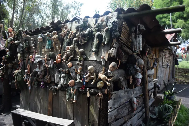 U jednoj od koliba izložena je prva lutka koju je Barrera pronašao, kao i njegova omiljena lutka Agustinita, jedina lutka na otoku koja ima ime.