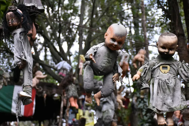 Posjetitelji često ostavljaju darove lutkama, vjerujući da donose sreću ili štite od nesreće.