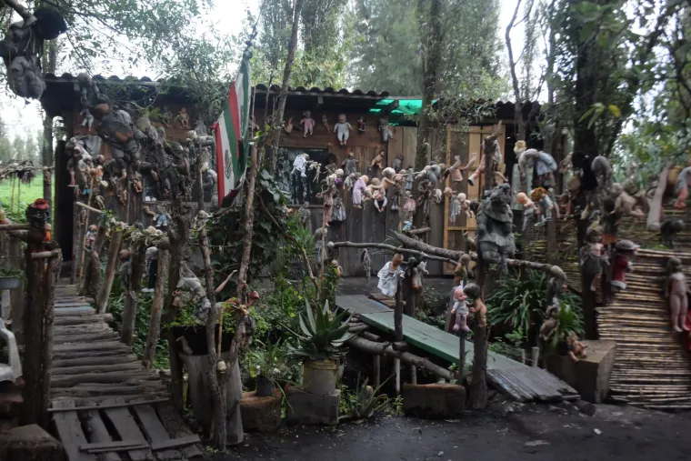 Strogo je zabranjeno odnositi lutke s otoka, jer prema lokalnom vjerovanju to donosi nesreću.