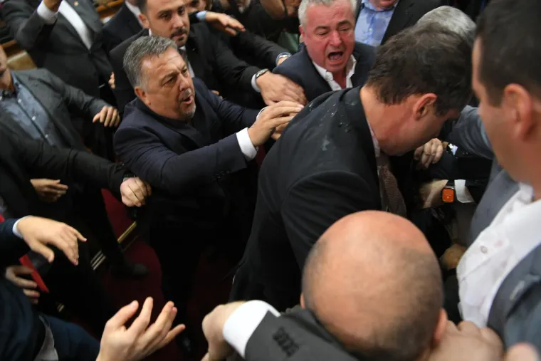 Kad Skupština Srbije postane bojno polje: Pogledajte slike potpunog kaosa koje obilaze svijet