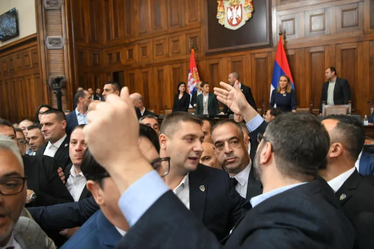 Kad Skupština Srbije postane bojno polje: Pogledajte slike potpunog kaosa koje obilaze svijet