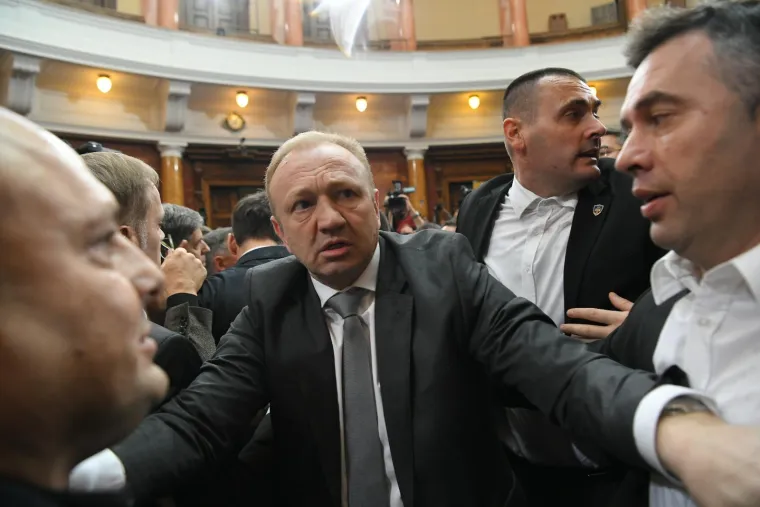 Kad Skupština Srbije postane bojno polje: Pogledajte slike potpunog kaosa koje obilaze svijet