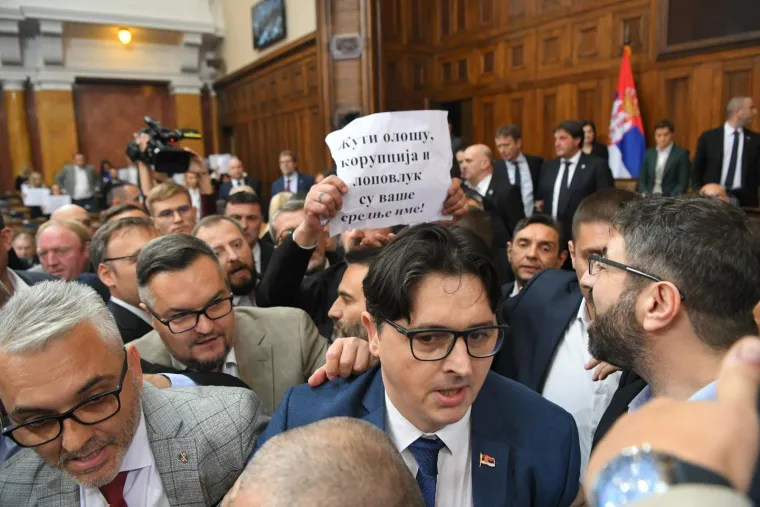Kad Skupština Srbije postane bojno polje: Pogledajte slike potpunog kaosa koje obilaze svijet