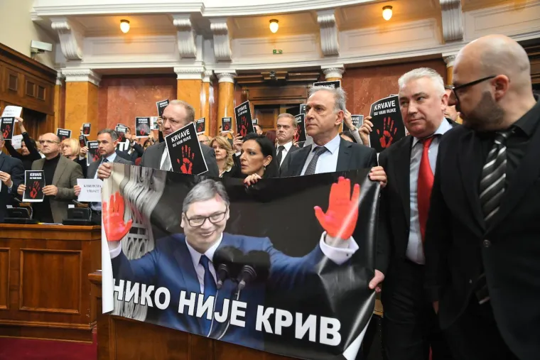 Kad Skupština Srbije postane bojno polje: Pogledajte slike potpunog kaosa koje obilaze svijet