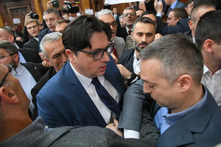 Kad Skupština Srbije postane bojno polje: Pogledajte slike potpunog kaosa koje obilaze svijet