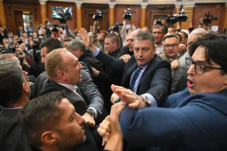 Kad Skupština Srbije postane bojno polje: Pogledajte slike potpunog kaosa koje obilaze svijet