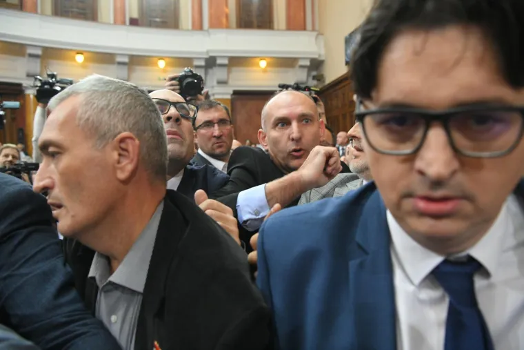 Kad Skupština Srbije postane bojno polje: Pogledajte slike potpunog kaosa koje obilaze svijet