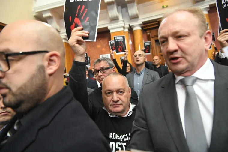 Kad Skupština Srbije postane bojno polje: Pogledajte slike potpunog kaosa koje obilaze svijet