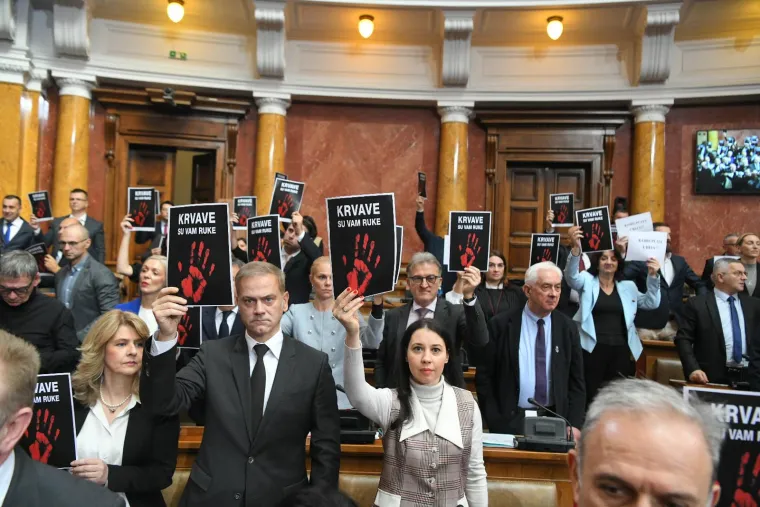 Kad Skupština Srbije postane bojno polje: Pogledajte slike potpunog kaosa koje obilaze svijet