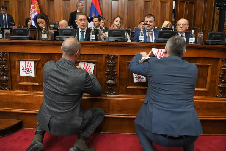 Kad Skupština Srbije postane bojno polje: Pogledajte slike potpunog kaosa koje obilaze svijet