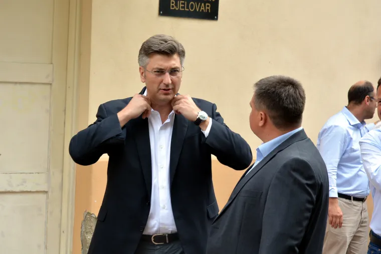 Njegova supruga, Ana Maslać Plenković, pravnica zaposlena u Hrvatskom saboru, značajna je podrška u njegovom životu. 