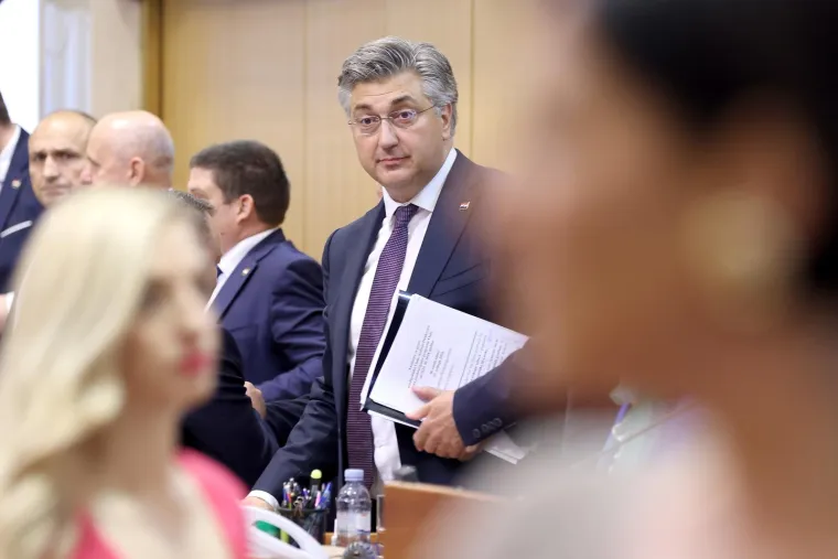 Par vodi skladan obiteljski život, koji nastoje držati podalje od očiju javnosti. 