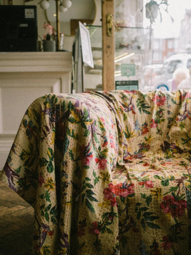 10. Cvjetni uzorci: Od zidova do tepiha, tekstila na namje&scaron;taju i zavjesa, cvjetni je uzorak bio jako popularan u 90-ima.