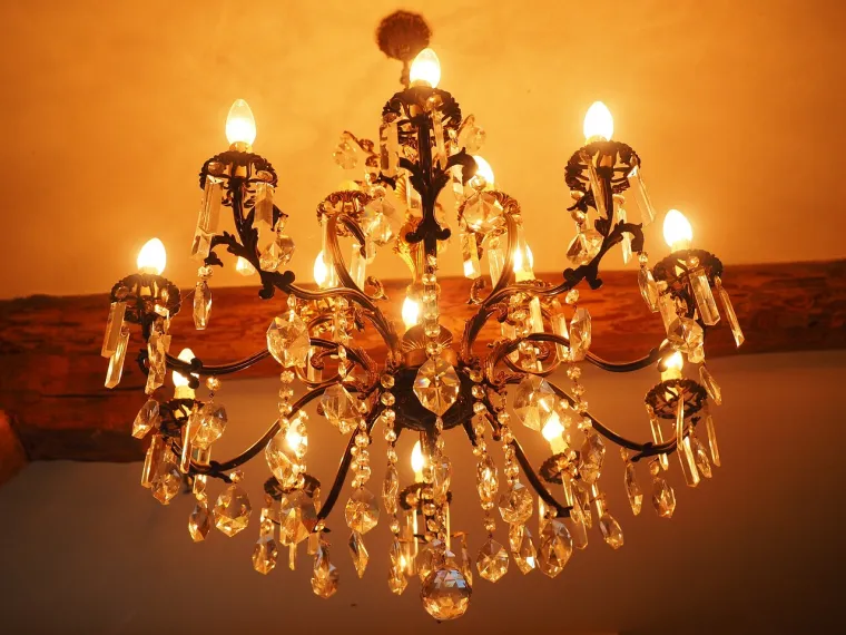 13. Rasko&scaron;ni lusteri: 90. su bile desetljeće koje je poku&scaron;avalo jeftino stvoriti otmjen izgled, a rasko&scaron;ni lusteri bili su nezaobilazan dio estetike.