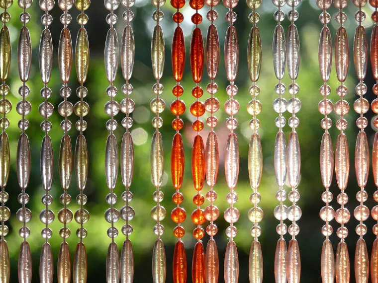 20. Zavjese od plastičnih perli: Bile su vrlo popularne među djevojčicama i tinejdžerima. Duge niti plastičnih perli na vratima spavaćih soba bilo je u modi 90-ih.