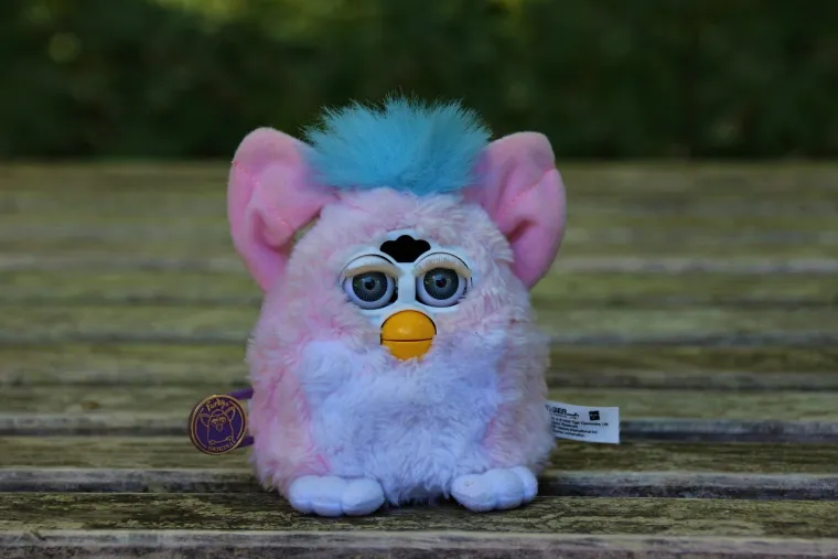 27. Furby: Ako ste bili dijete 90-ih vjerojatno ste nai&scaron;li ili ste čak imali Furbyja. Ovaj mali krzneni robot, koji je mogao govoriti i treptati očima, postao je veliki hit 1998. godine.