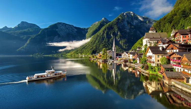 1. Hallstatt, Austrija: Gradić na jugozapadnoj obali Hallstattskog jezera. Najpoznatiji je po najstarijem rudniku soli po kojemu je nazvana halštatska kultura. Gradić je pod UNESCO-ovom zaštitom.