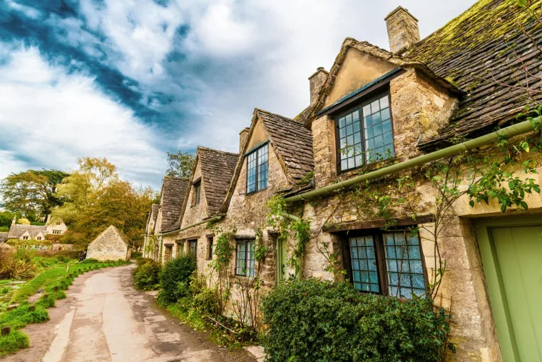 2. Bibury, Engleska: Bibury je prekrasno selo u engleskom Gloucestershireu. Nalazi se na rijeci Coln. Seoske tradicionalne kamene kućice Cotswolda arhitektonsko su obilježje ovog slikovitog odredišta.