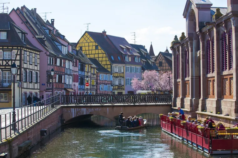 3. Colmar, Francuska: Grad Colmar odiše šarmantnim europskim karakterom, osobnošću koju podržavaju njegove šarene srednjovjekovne i ranorenesansne građevine s drvenim okvirima.