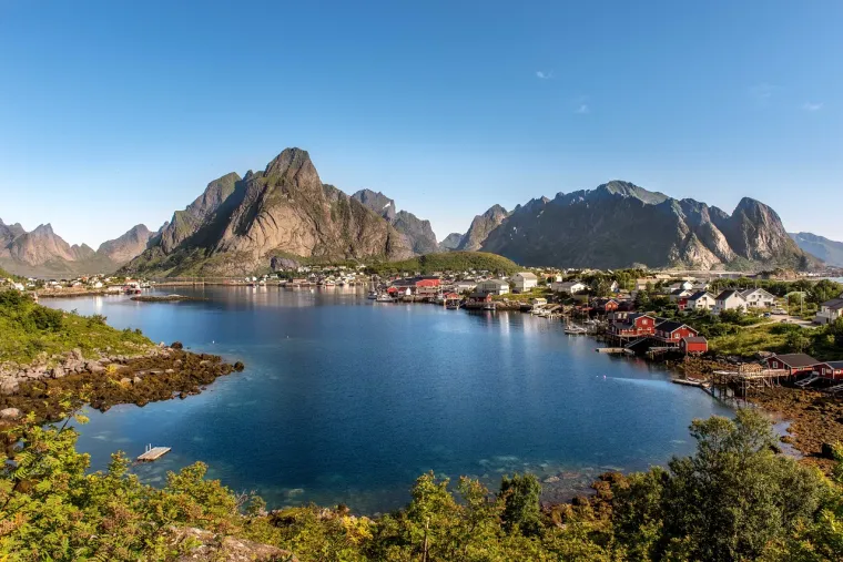 4. Reine, Norveška: Slikovito ribarsko mjesto Reine uokvireno je spektakularnim planinskim krajolikom. Odredište se nalazi na Lofotskom arhipelagu, iznad Arktičkog kruga.