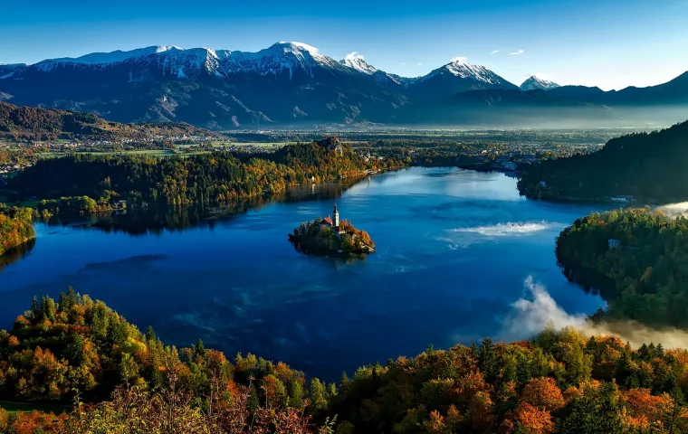 5. Bled, Slovenija: Bledsko jezero pruža čarobno okruženje za grad Bled, poznat po dvorcu i malom pučinskom otoku s crkvom i zvonikom.