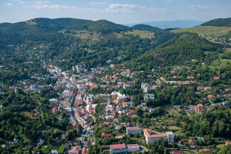 11. Banská Štiavnica, Slovačka: Banská Štiavnica pruža posjetiteljima rijetku priliku da uživaju u potpuno očuvanom srednjovjekovnom gradu. Povijesna vrijednost grada je takva da ga je UNESCO proglasio mjestom svjetske baštine.