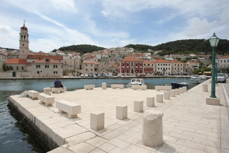 15. Pučišća, Hrvatska: Smještena na otoku Braču, Pučišća blistaju na suncu raskošnim bijelim vapnenačkim pročeljima.