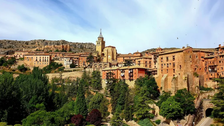16. Albarracín, Španjolska: Naizgled isklesan u planinskoj stijeni, uspavani Albarracín nalazi se iznad rijeke Guadalaviar. Čvrste srednjovjekovne zidine naglašavaju dugu i plemenitu povijest grada.